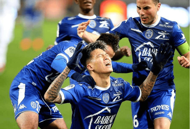 包含亚眠在周日比赛中战胜对手实现重要胜利的词条 包含亚眠在周日比赛中战胜对手实现重要胜利的词条