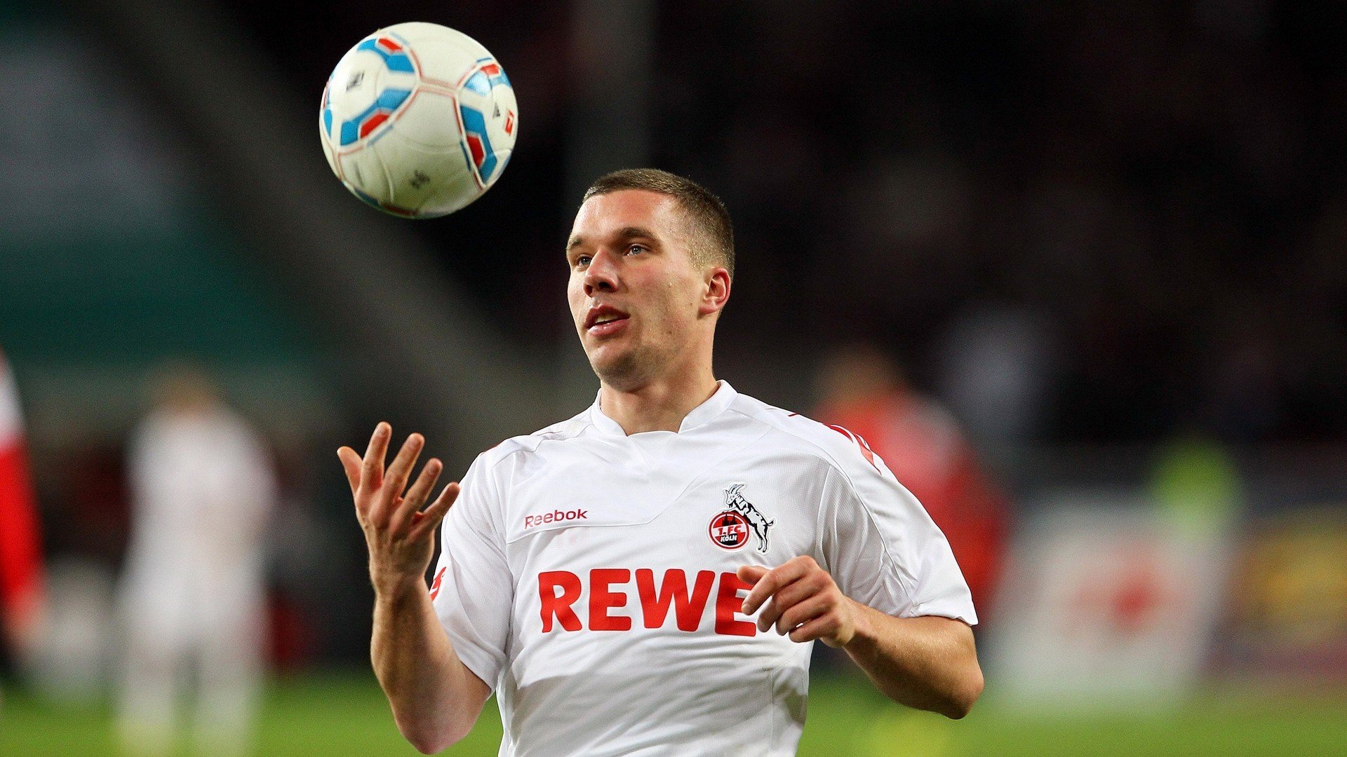 哈兰德重返赛场，夺冠首场状态出色，勇士观众沸腾！赛场气氛高涨